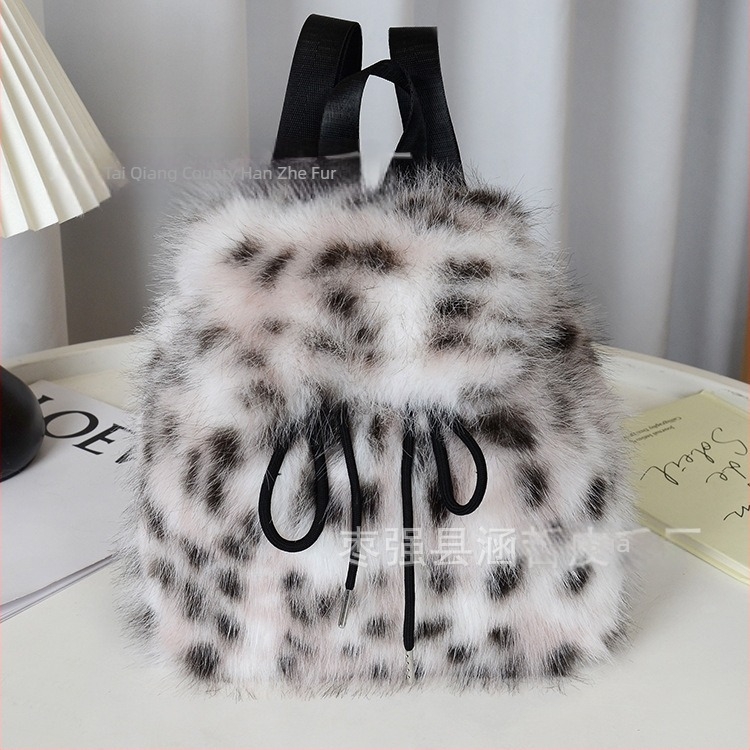 Раница от плюшена изкуствена козина, кръстосан дизайн, връзково затваряне, капак с магнитно копче и джобове за телефон, лична карта и камера