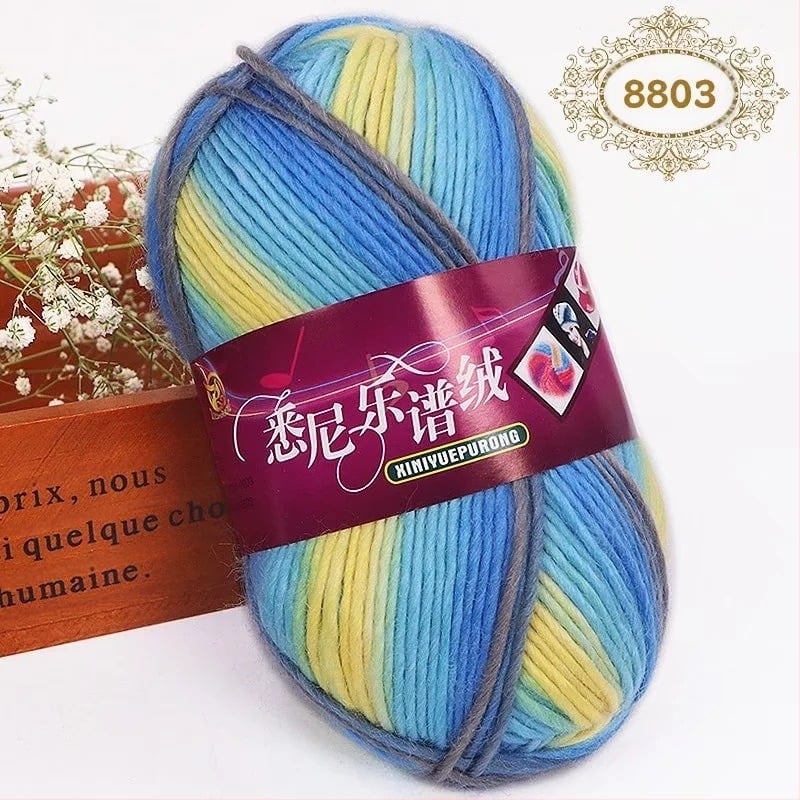 Ръчно плетен комплект: шапка, шал и наметало в дъгови ивици с нотен мотив, от дебел вълнен конец, за бебета.