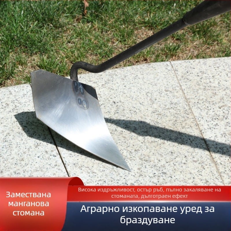 Триъгълна лопатка от удебелена манганова стомана за разрохкване на почвата и копаене на канави, с остра глава.