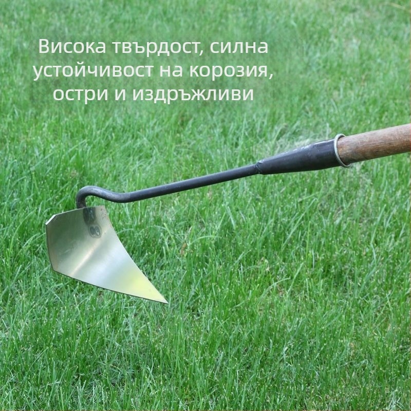 Триъгълна лопатка от удебелена манганова стомана за разрохкване на почвата и копаене на канави, с остра глава.