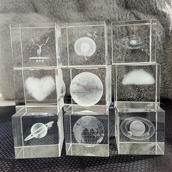 Кристално геометрично кубче с лазерно гравиран портрет на Буда Гуаньин, модерен минималистичен стил, подходящо за спалня