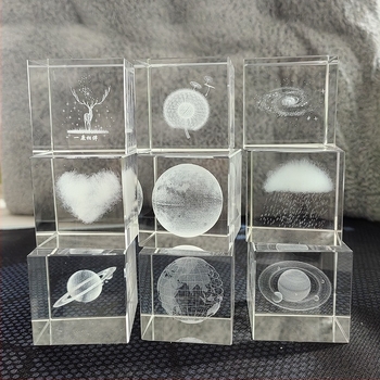 Кристално геометрично кубче с лазерно гравиран портрет на Буда Гуаньин, модерен минималистичен стил, подходящо за спалня