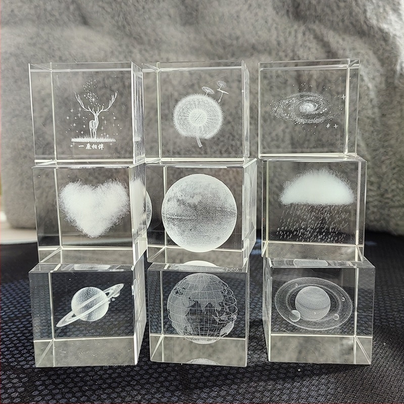 Кристално геометрично кубче с лазерно гравиран портрет на Буда Гуаньин, модерен минималистичен стил, подходящо за спалня