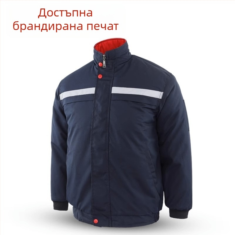 Зимно работно облекло: костюм с множество джобове, подплатен с поларена подплата, отразителни ленти за защита от студ при работа в завод