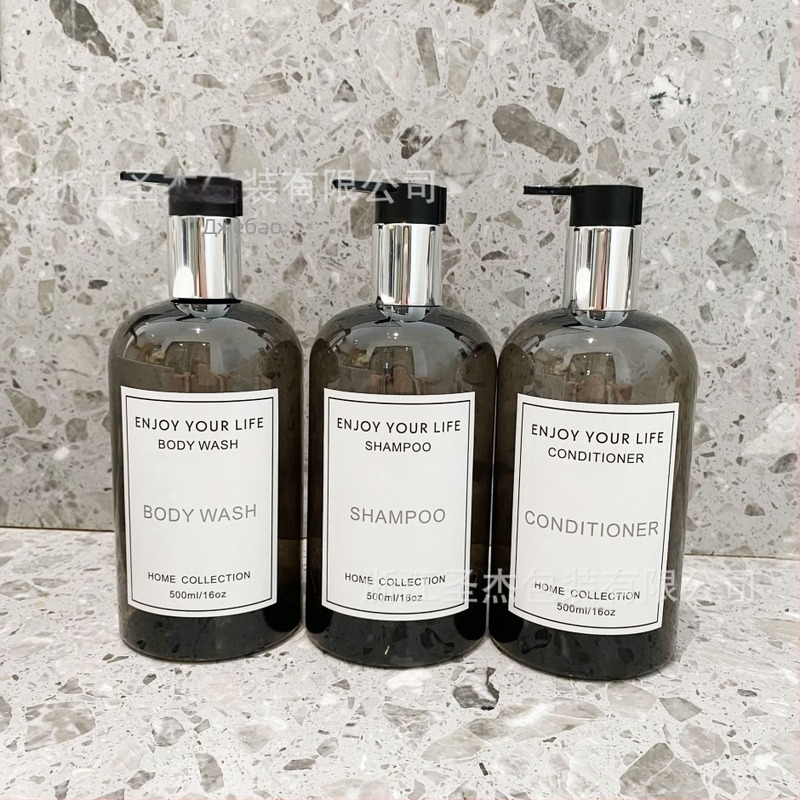 Пластмасова бутилка с дозатор в стил Ins за козметични течности (шампоан, душ гел, балсам, сапун за ръце, перилен препарат) — PET, производство чрез PET blow molding, капак с помпа, дебелина на стената 0.2–1 мм, печат на лого