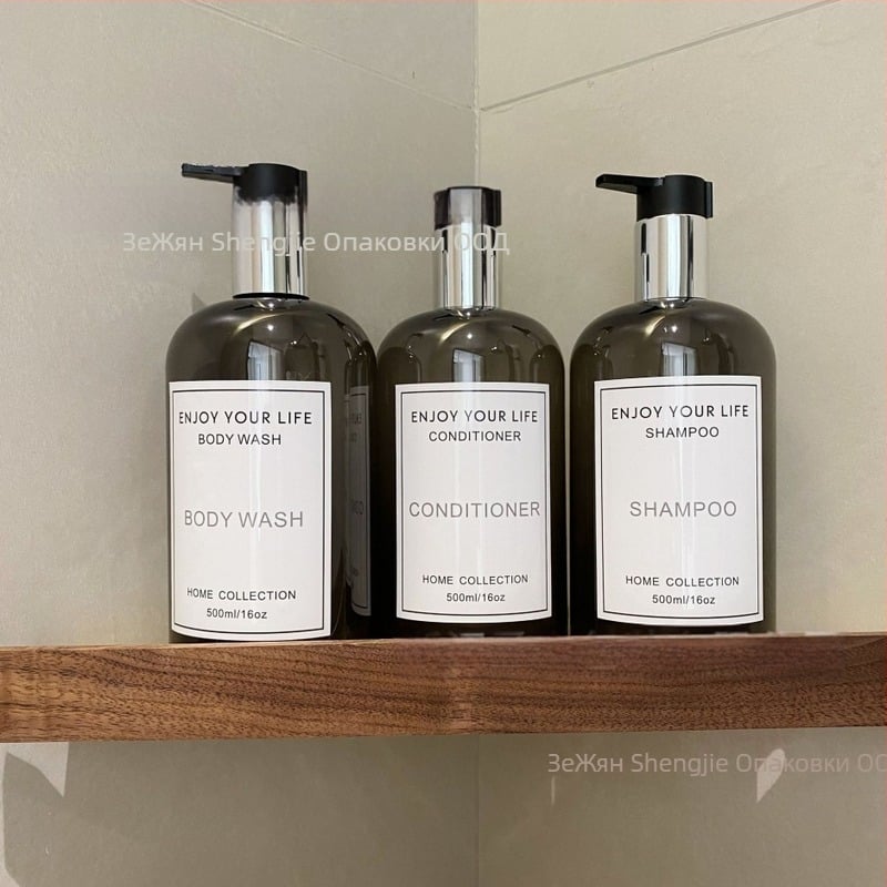 Пластмасова бутилка с дозатор в стил Ins за козметични течности (шампоан, душ гел, балсам, сапун за ръце, перилен препарат) — PET, производство чрез PET blow molding, капак с помпа, дебелина на стената 0.2–1 мм, печат на лого