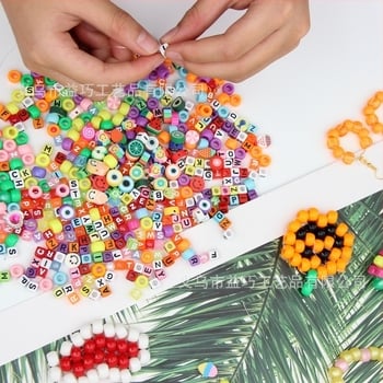 Полимерни мъниста за DIY бижута — усмихнати понита мъниста, цилиндрични барел мъниста, букви, тема плодове