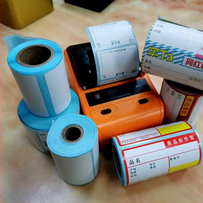 Триустойчив самозалепващ термо-синтетичен етикет; Форма: квадрат или правоъгълник; Лепило: водно; Дългосрочна температурна устойчивост: 80°C; Дебелина: 0,08 мм