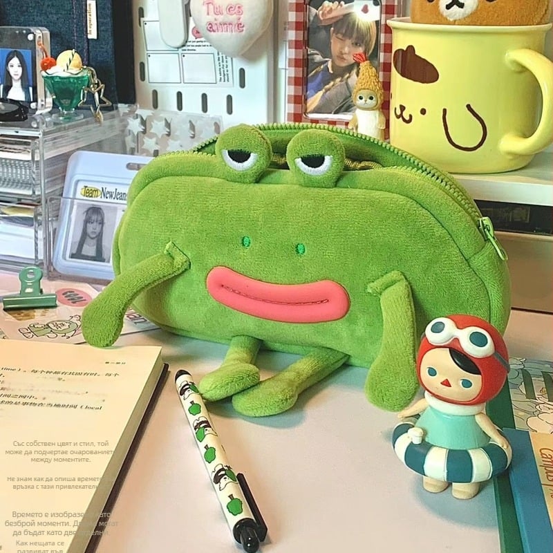 Калъф за моливи – плюшена жаба, сладък дизайн, универсален, Материал: плюш