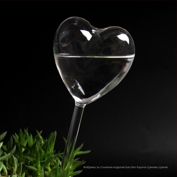 Стъклено сърцевидно устройство за поливане на растения, боросиликатно стъкло, издуване, полирана повърхност, декоративна закачалка