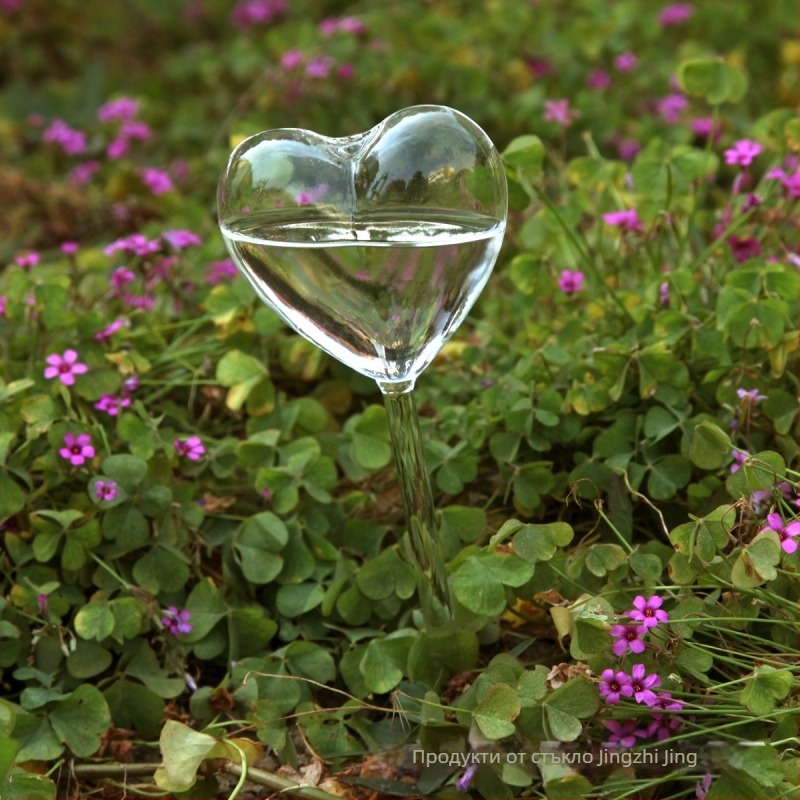 Стъклено сърцевидно устройство за поливане на растения, боросиликатно стъкло, издуване, полирана повърхност, декоративна закачалка