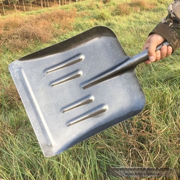 Снежна лопата Golden Dragon с глава от високовъглеродна стомана и дървена дръжка за изхвърляне на материали.