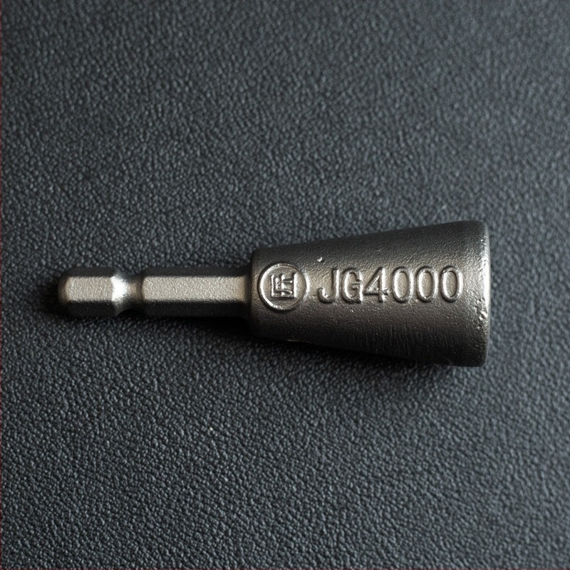 Усукващ инструмент за паралелно свързване на проводници за електротехници, съвместим с ръчна електрическа бормашина, с терминален блок