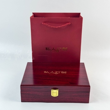 Дървена подаръчна кутия, материал: Бланк, персонализируема марка, лицензируеми частни марки: Да, включва кутия и подаръчна торба, подаръчна опаковка