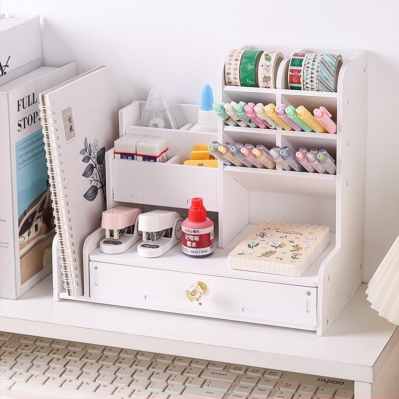 Многофункционален органайзер за бюро за писалки с наклонени отделения и чекмедже — PVC дървопластова плоскост, Independent, модел 2409060016