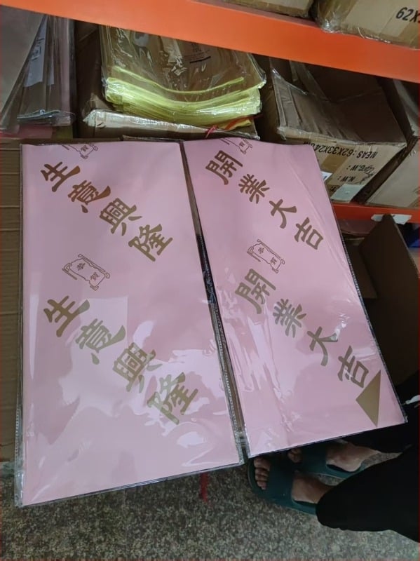 Опаковъчна хартия за букети със свежи цветя – двустранна матова филмова повърхност, вид стоки: Spot, 20 листа в пакет, толеранс ±1 см