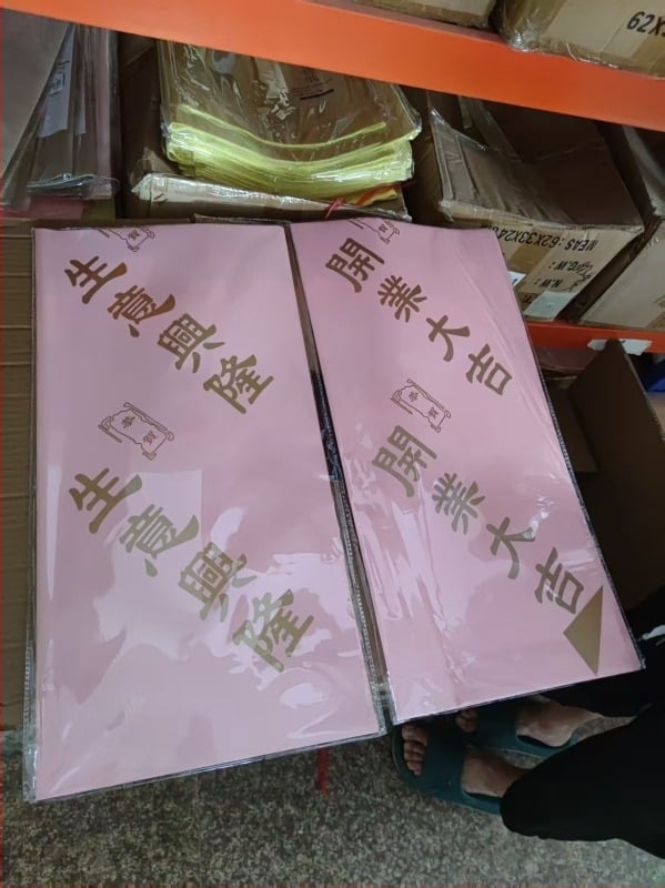 Опаковъчна хартия за букети със свежи цветя – двустранна матова филмова повърхност, вид стоки: Spot, 20 листа в пакет, толеранс ±1 см