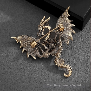 Брошка от сплав, инкрустирана с диаманти, мотив летящ дракон, унисекс, моден аксесоар
