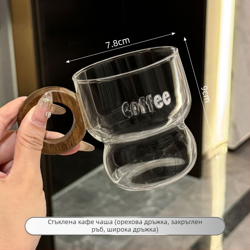 Чаша за кафе от кристално стъкло с модерен минималистичен дизайн и ръкохватка, неравна форма, възможност за печат на лого.
