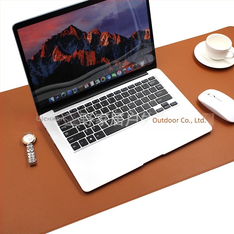 PU кожена подложка за маса – квадратна, едноцветен дизайн, стил модерна простота; Материал: PU кожа; Форма: квадрат; Дизайн: едноцветен; Стил: модерен минимализъм; Качество: първокласни изделия