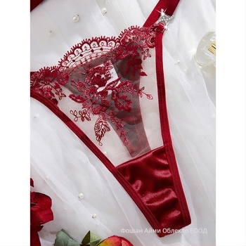 Сутиенов комплект с 3/4 чашка, фиксирани двойни презрамки, задно закопчаване с три реда куки, дишаща полиестерна тъкан 95–100%