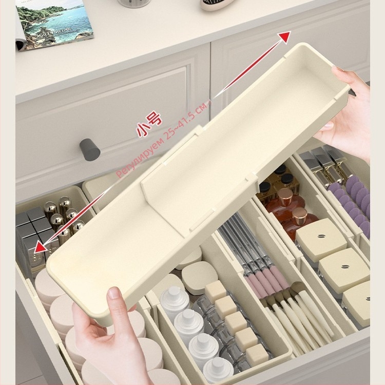 Органайзер за грим с регулируеми разделители и държач за червило за бюро/тоалетка – пластмасов, едно ниво, настолен дизайн