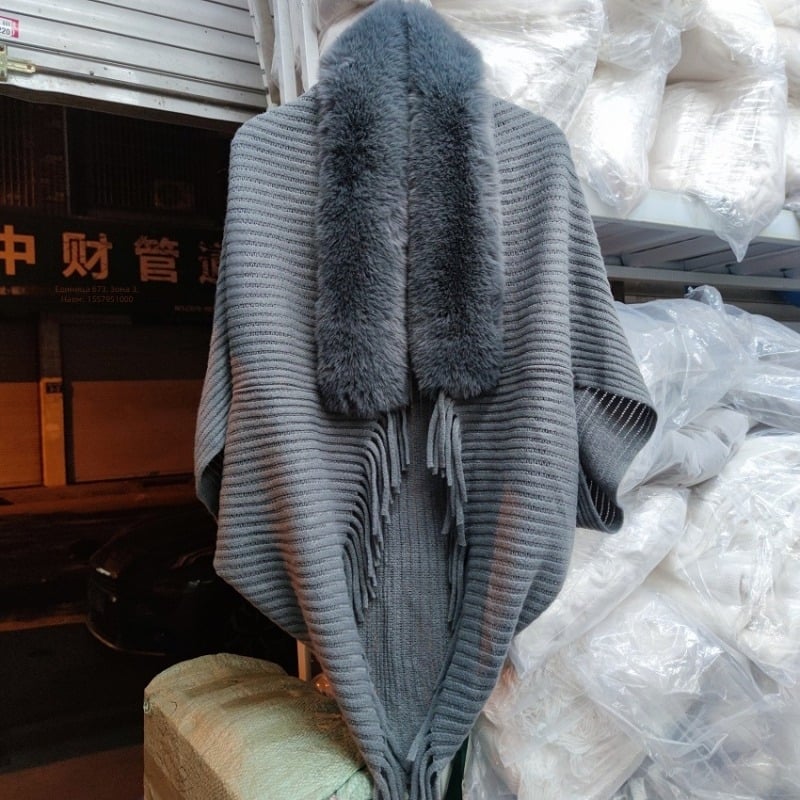 Женска зимна пелерина с широка яка от изкуствен пух, ресни и външно облекло в стила на плетено кардигано; изкуствен кашмир, warp плетение, жакардова обработка, едноцветен модел