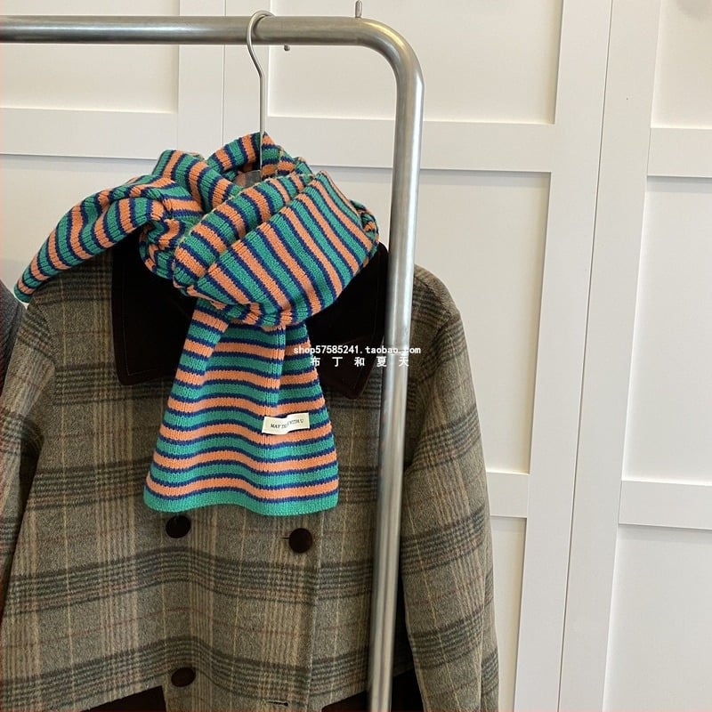 Шал - гладък плет, топъл, зимна употреба, полиестерова тъкан (>96% полиестер), пускане през есен 2024