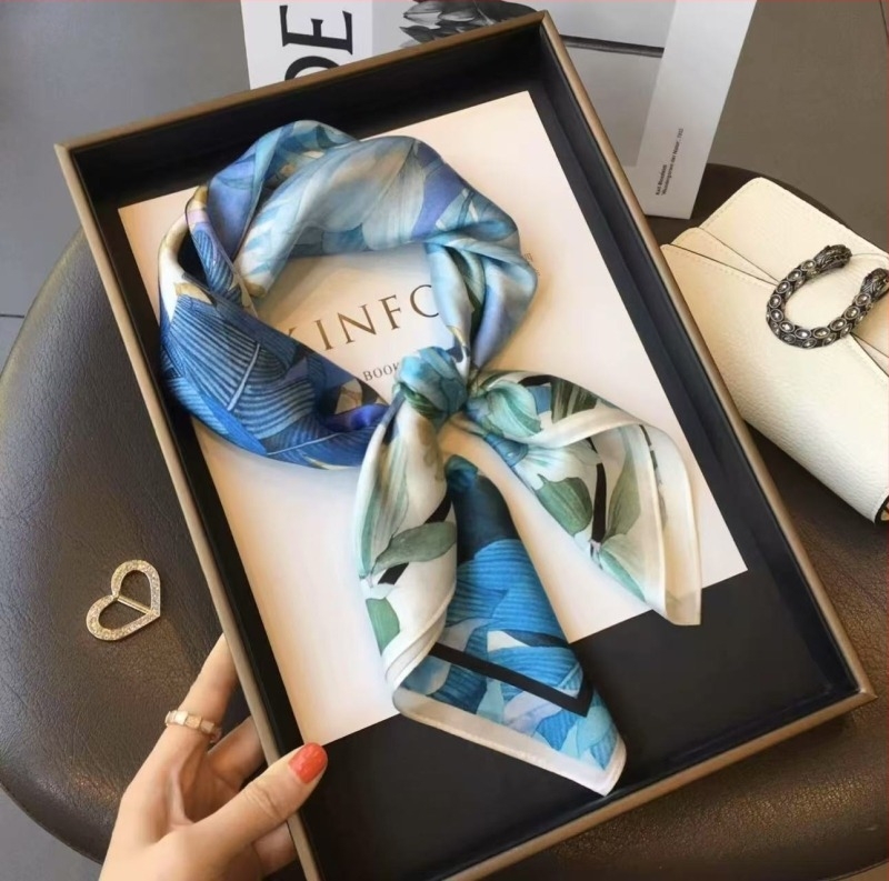 Копринен квадратен шал с принт, креп сатен плат, произход Ханчжоу, пролет 2025