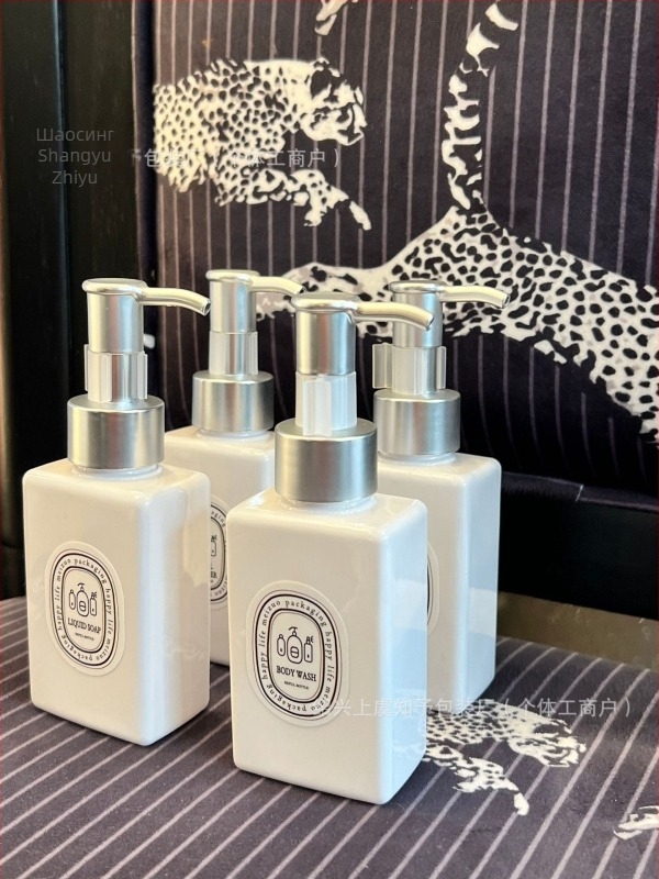 Лосионна бутилка за пътуване, квадратна плоска форма, матова сребърна помпа, PET материал, произход Шаосинг, Zhejiang