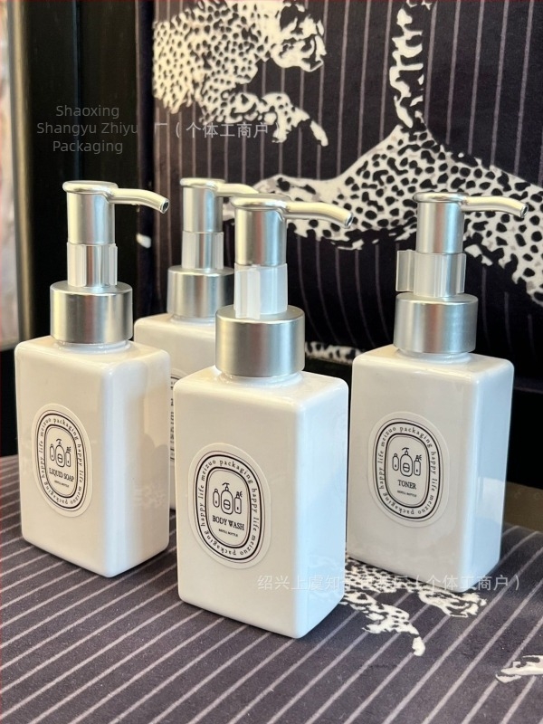 Лосионна бутилка за пътуване, квадратна плоска форма, матова сребърна помпа, PET материал, произход Шаосинг, Zhejiang