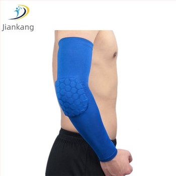 Лакътна защита J60/Double — полиестерно влакно; универсална група; обхват: лакът; категория: лакътна защита