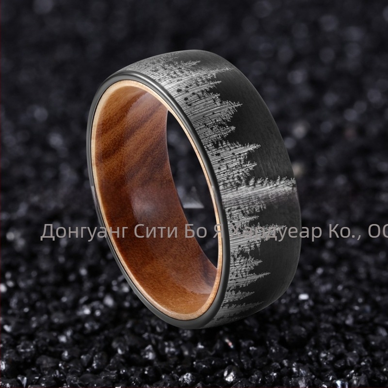 Мъжки пръстен от волфрамова стомана, дървен вътрешен пръстен, горски мотив, позлатен финиш