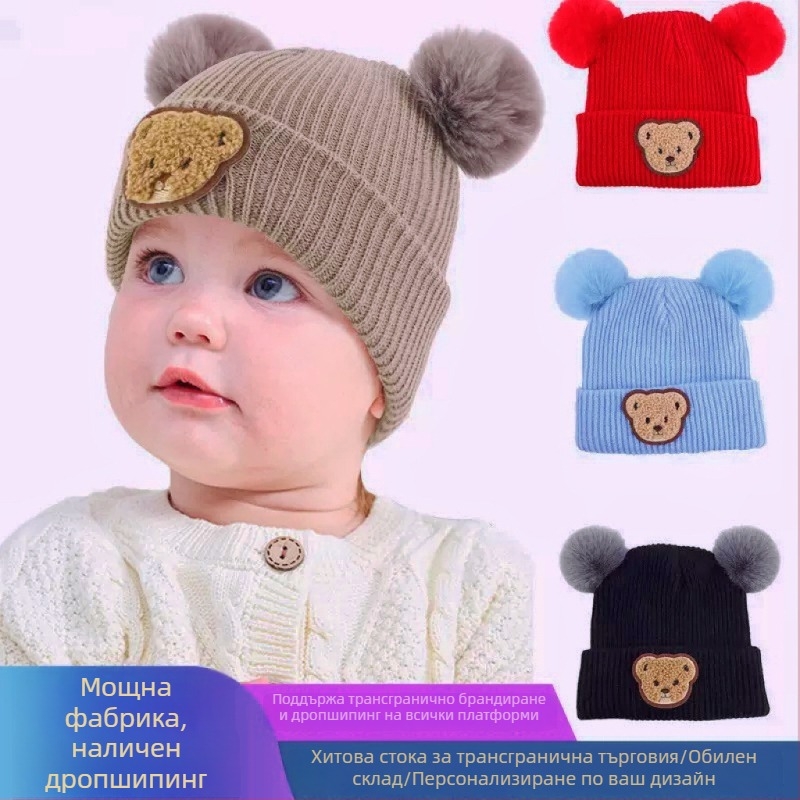 Зимна детска плетена шапка с две помпони, апликация мечка и топло ушно покритие