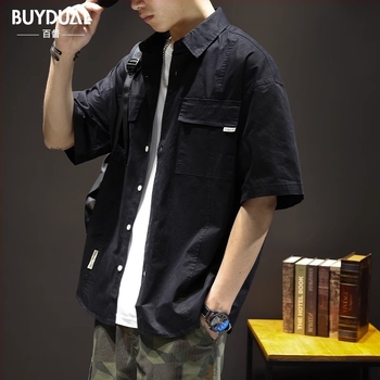 Мъжка риза със свободен силует, къс ръкав, яка с остър връх, декоративен джоб, едноцветна