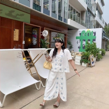 Костюм: топ с пола с бродерия върху букети и френска дантела, корейски стил, лято 2024, полиестер, 5/4 ръкав, А‑линия пола