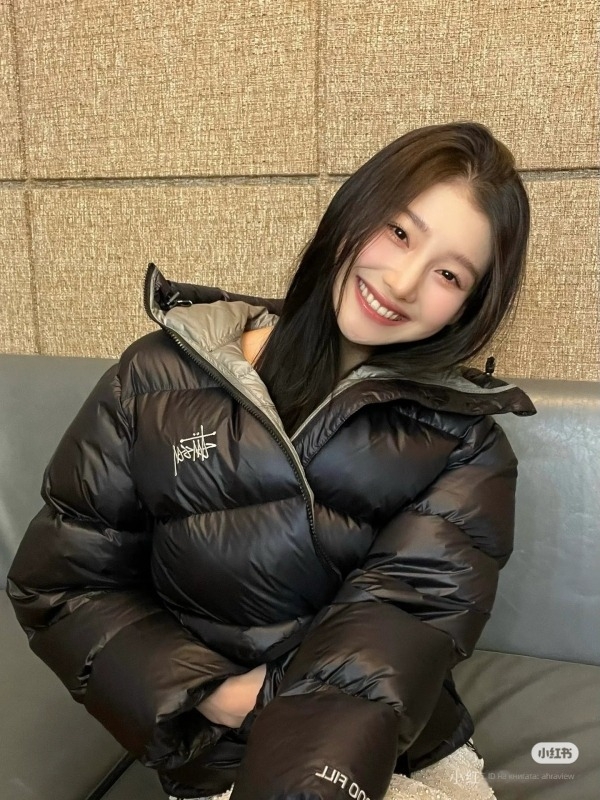 Пухено яке с качулка и цип, шевано, с бял гъши пух 76–80% съдържание, пухност 800, външен материал: нейлон, подплата: нейлон