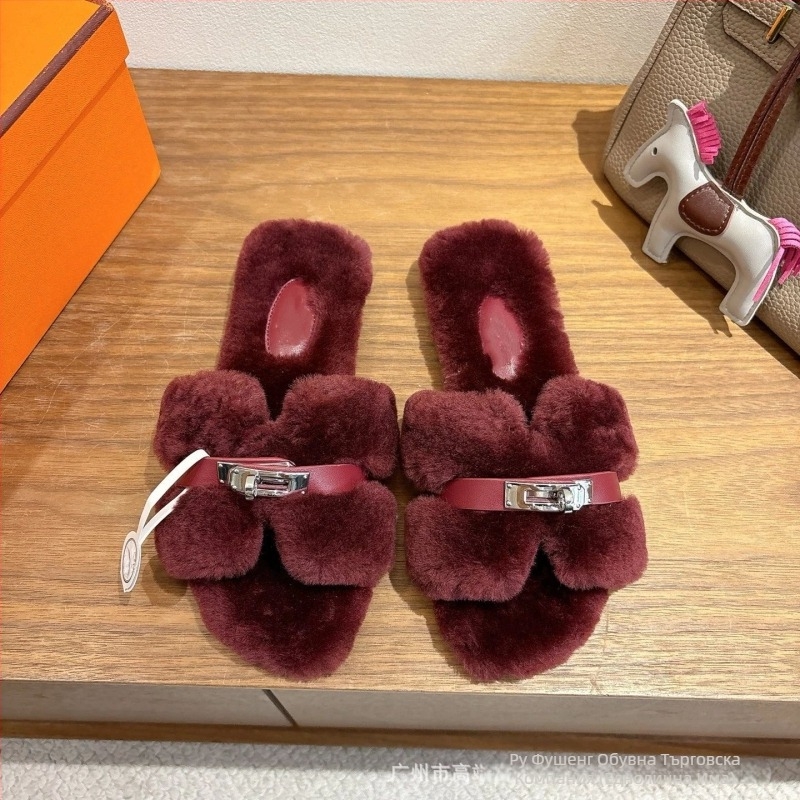 Дамски чехли с горна част от заешка козина, кожена вътрешност, гумена подметка, плоска подметка, 0–3 cm