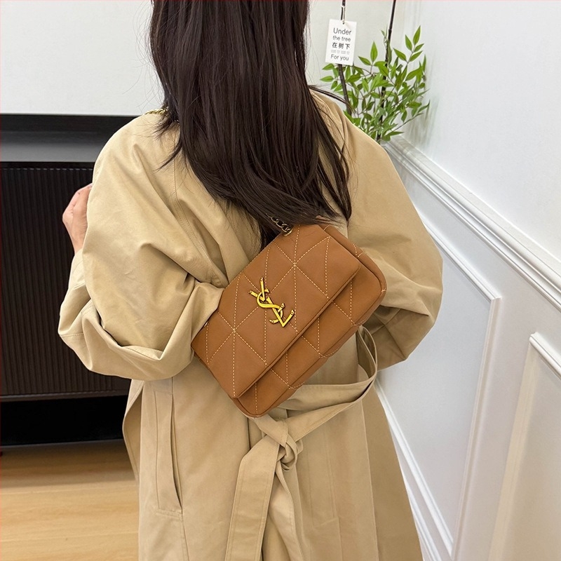 PU кожа, малка квадратна чанта с хоризонтална форма, магнитно копче, вътрешен джоб с цип и джоб за телефон