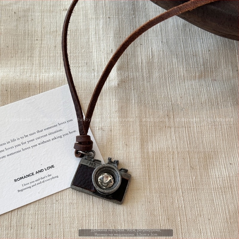 Огърлица с кожена връв от кравешка кожа и медна висулка, Инст стил, есен 2025