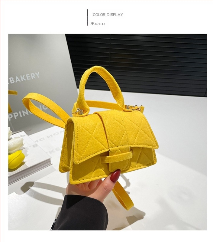 Мини чанта, уличен стил, хоризонтална квадратна форма (Материал: плат; Подплата: полиестер; Магнитно закриване; Вътрешен джоб за документи; Една презрамка)