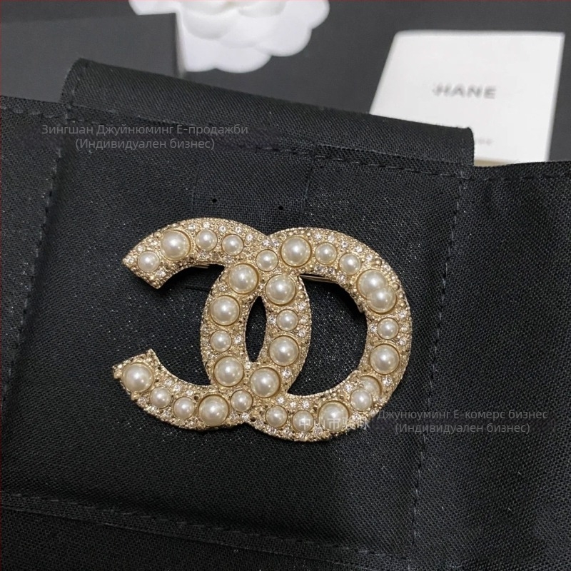 Брошка от месинг с диамантено инкрустиране, за жена, елегантен стил, форма на буква, паметна серия, есен 2025