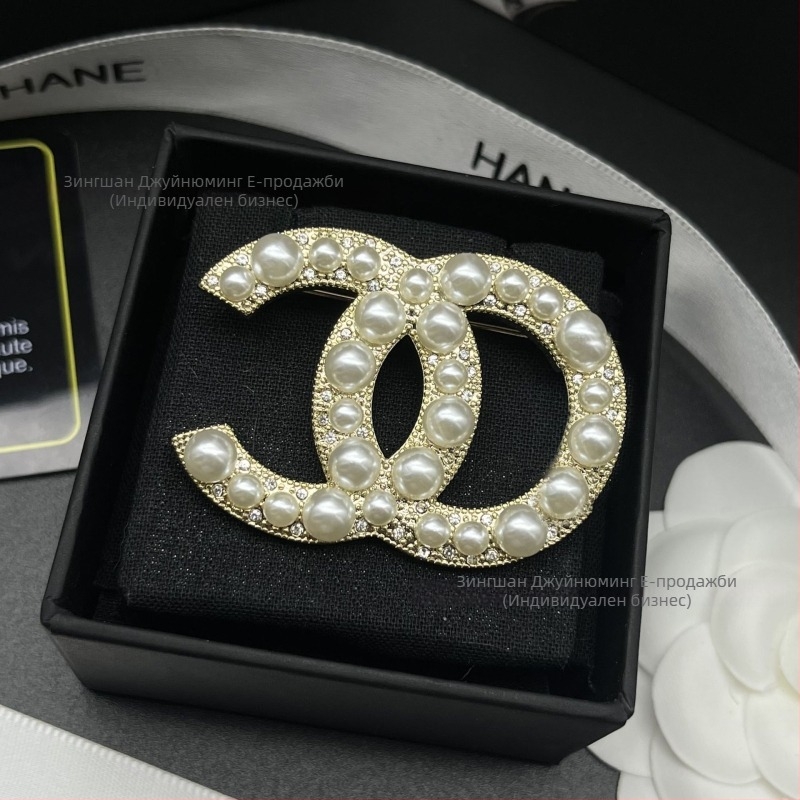 Брошка от месинг с диамантено инкрустиране, за жена, елегантен стил, форма на буква, паметна серия, есен 2025