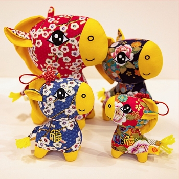 Плюшено конче‑ключодържател в китайски стил плат, персонализируеми мостри, пълнеж PP памук, опаковка в мрежеста торбичка, подходящо за деца 7–14 години.