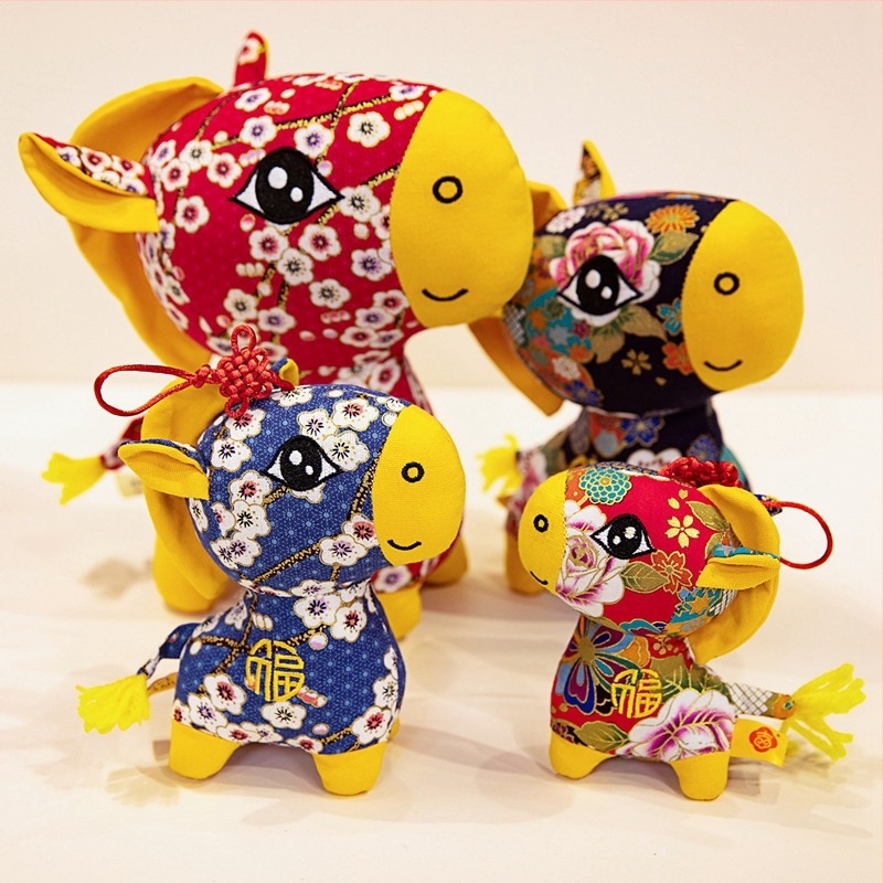 Плюшено конче‑ключодържател в китайски стил плат, персонализируеми мостри, пълнеж PP памук, опаковка в мрежеста торбичка, подходящо за деца 7–14 години.
