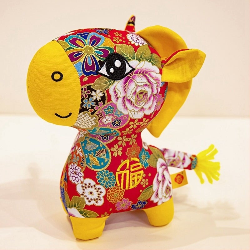Плюшено конче‑ключодържател в китайски стил плат, персонализируеми мостри, пълнеж PP памук, опаковка в мрежеста торбичка, подходящо за деца 7–14 години.