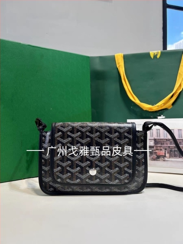 Чанта конверт PVC, хоризонтална квадратна форма, покрито откриване, подплата канвас, вътрешни джобове (скрит цип, джоб за телефон, джоб за документ)