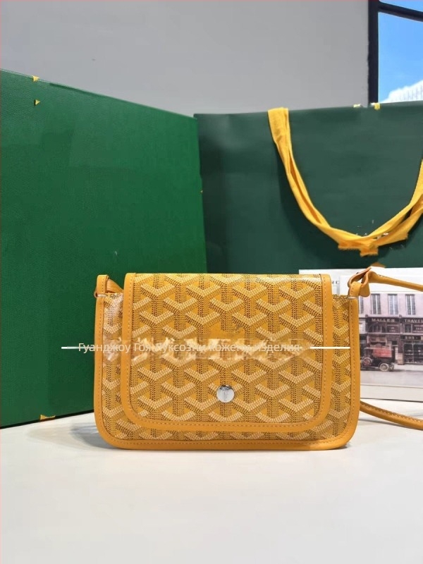 Чанта конверт PVC, хоризонтална квадратна форма, покрито откриване, подплата канвас, вътрешни джобове (скрит цип, джоб за телефон, джоб за документ)