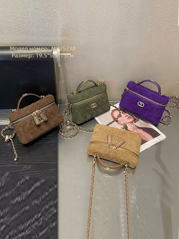 Кроссбоди чанта тип кутия със шлайфана текстура на крокодилска кожа, цип за отваряне, подплата от найлон, единична презрамка