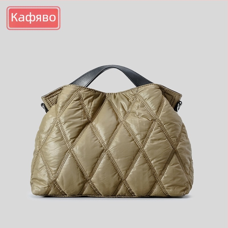 Down Bag Tote чанта – полиестер, хоризонтална квадратна форма, цип за откриване, вътрешни джобове: джоб с цип, джоб за телефон, допълнителен джоб с цип; с един рамен ремък
